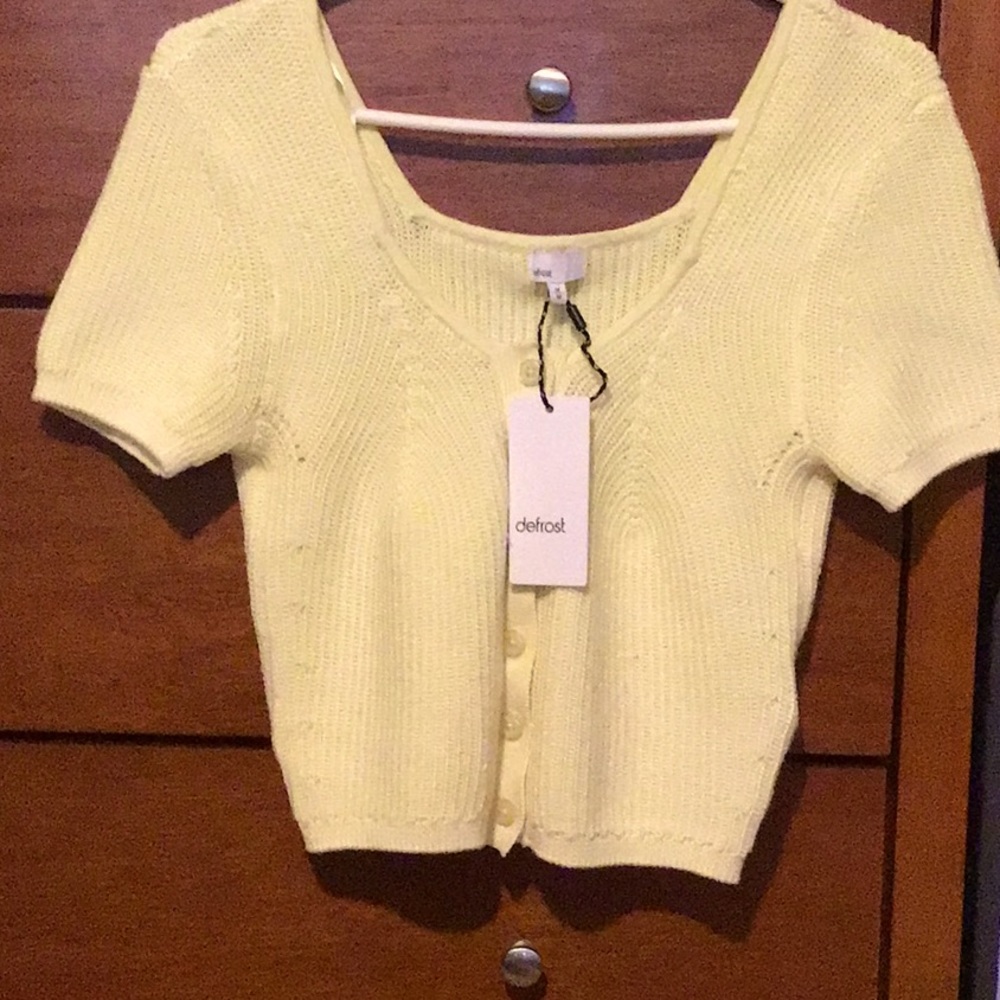 Short sleeve yellow top